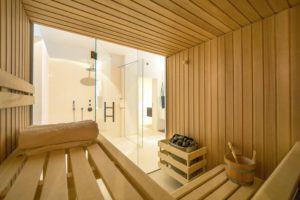 house-3242-der-spa-bereich-im-untergeschoss-ueberrascht-mit-frontseits-komplett-verglaster-finnischer-sauna-2