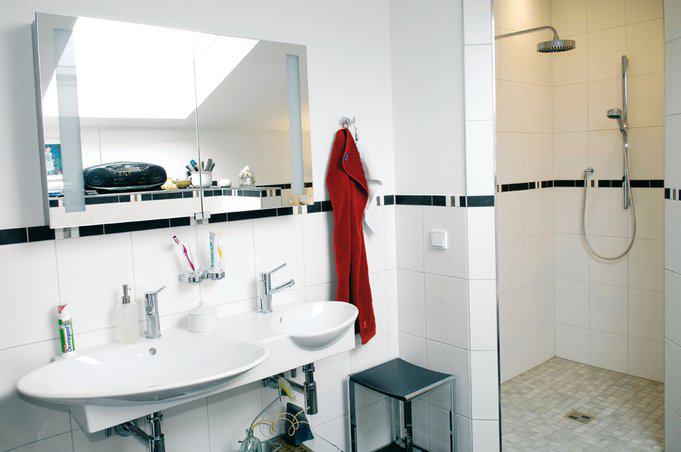 house-562-licht-und-luft-bietet-auch-das-grosszuegige-badezimmer-mit-durchdachter-lichtregie-und-regendusch-2