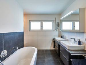Badezimmer im Kundenhaus Schneider-Boehm von Fertighaus Weiss