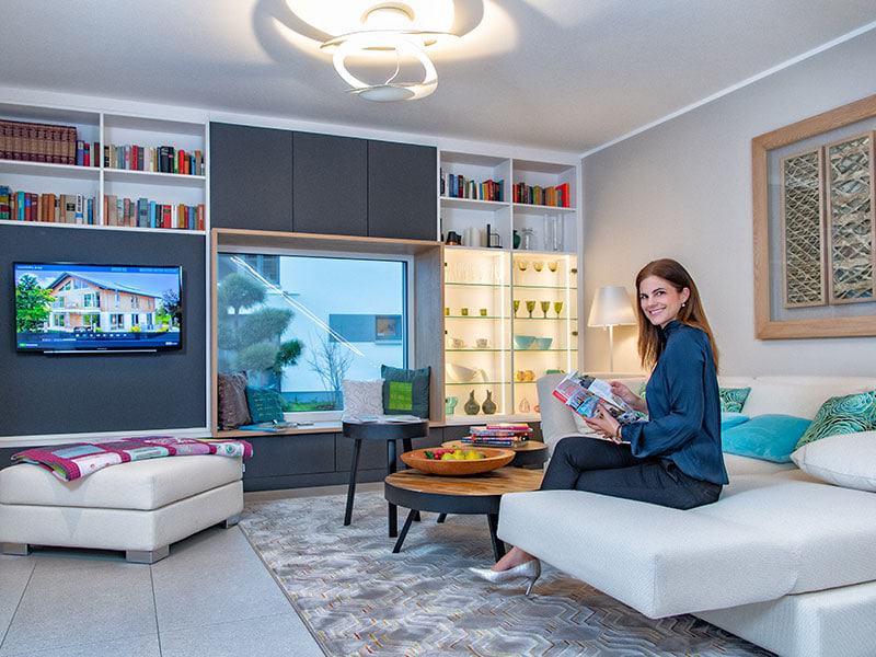 Mehr als nur ein Fernsehzimmer: Der Wohnbereich mit angesagtem Sitzfenster lädt auch zum Lesen und Entspannen ein. Musterhaus von SchwörerHaus im Ungerpark Dresden