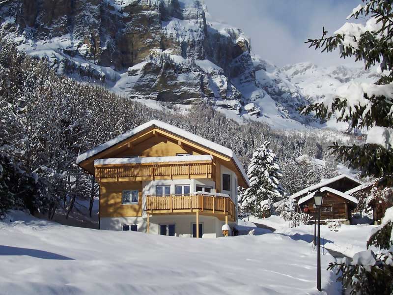 web_Wallis-Bodenseehaus-aussen-Berge_Schnee