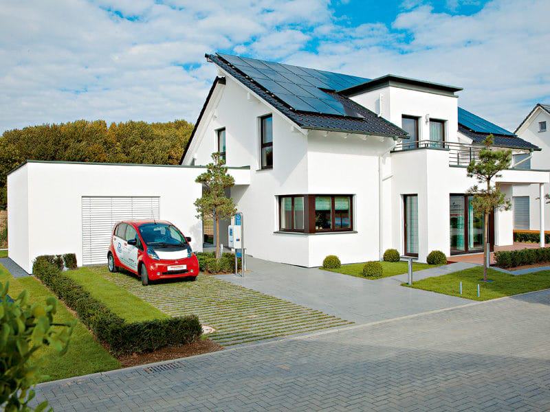 Haus mit Photovoltaikanlage und E-Auto