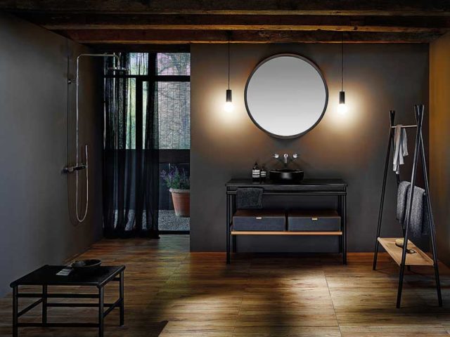 Gut beleuchteter Bad-Spiegel mit Waschtisch.