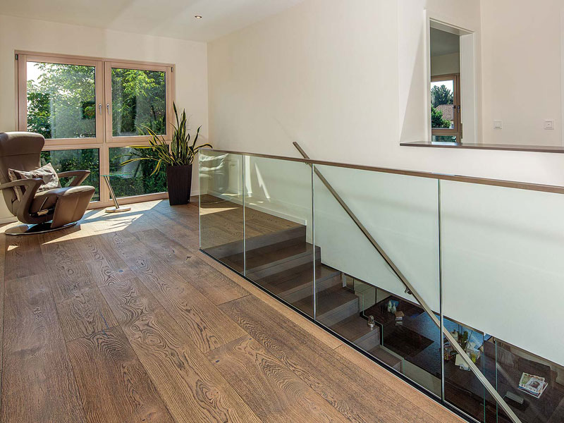 Einläufige Treppe mit Glasfront