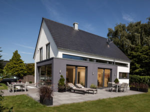 Haus Vettel von Baumeisterhaus. Außenansicht mit Terrasse