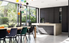 Traumküche in schwarz mit Küchenblock aus Beton
