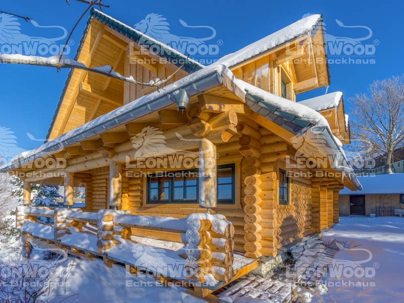 Blockhaus Waldschlösschen von Leonwood. Außenansicht Terrasse im Schnee