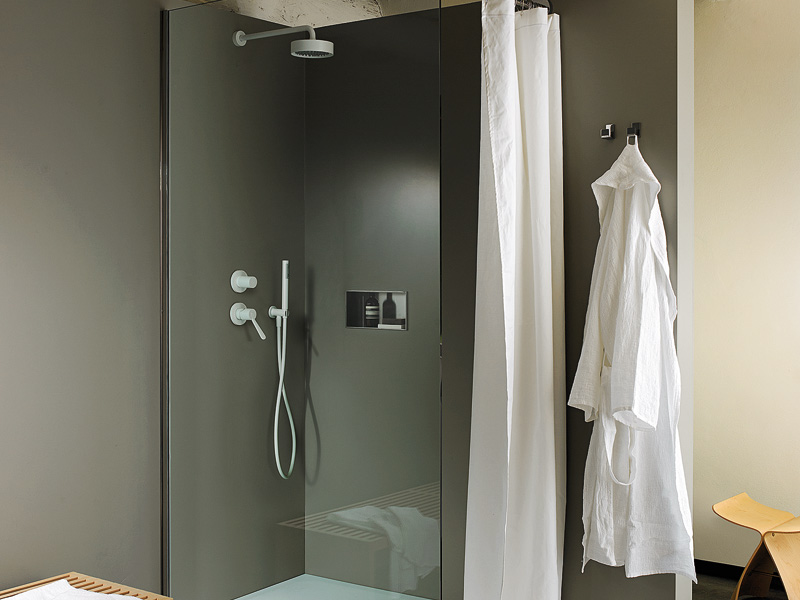 Duschkabine mit weißen Armaturen von Agape Design