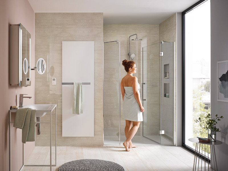 Badezimmer mit Frau und Duschkabine Aperto Pro