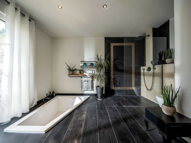 Baumeister-Haus Haus Hellmann Bad mit eingelassener Badewanne