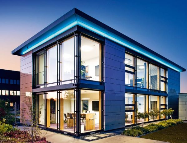 moderne Architektur mit großflächigen Fassadenfenstern