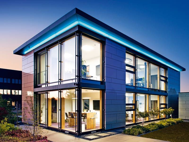 moderne Architektur mit großflächigen Fassadenfenstern