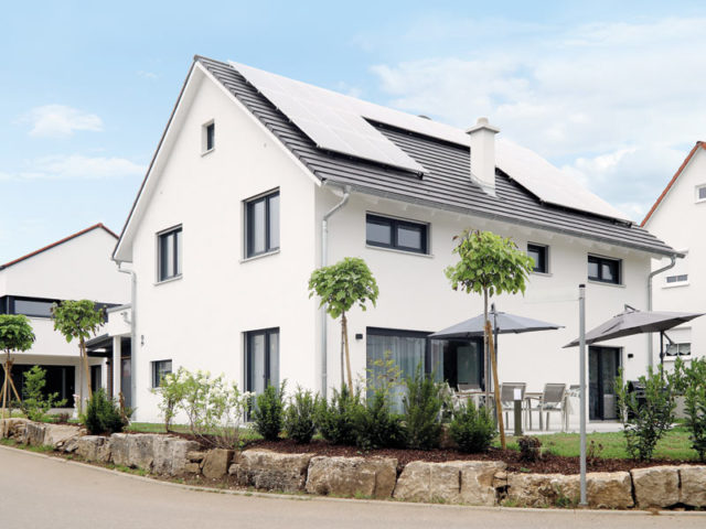 Kundenhaus Ellwangen von Kampa Blick auf die Terrasse und die Photovoltaikanlage