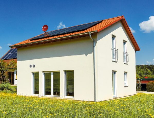 Kundenhaus Maier von Bien-Zenker Außenansicht mit PV-Anlage