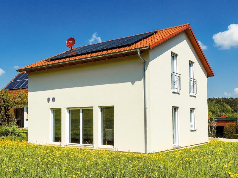 Kundenhaus Maier von Bien-Zenker Außenansicht mit PV-Anlage