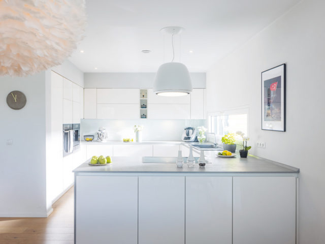 Weberhaus CityLife 405 eco+ Küche mit weißen Fronten ohne Griffe