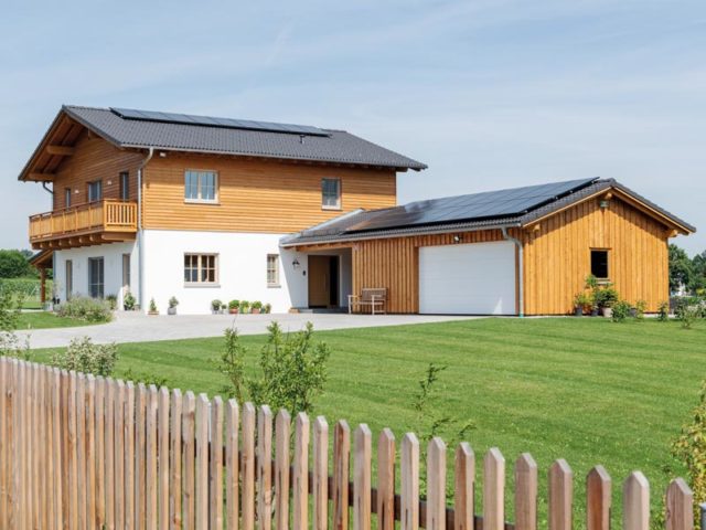 Haus in Niederbayern von Wolf System Blick auf die Garage und die Photovoltaikanlage