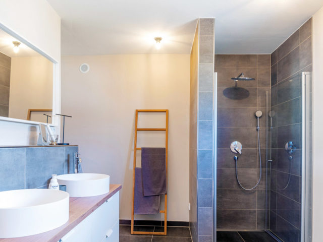 Entwurf Bravur 130 von FingerHaus Bad mit Doppelwaschtisch und Dusche