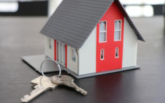 schlüsselfertig: Modell klassisches Satteldachhaus mit davor liegendem Schlüssel