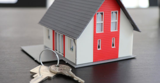 schlüsselfertig: Modell klassisches Satteldachhaus mit davor liegendem Schlüssel