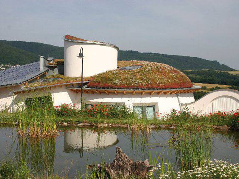 Stylisches Haus mit rundem begrünten Dach und OV-Anlage