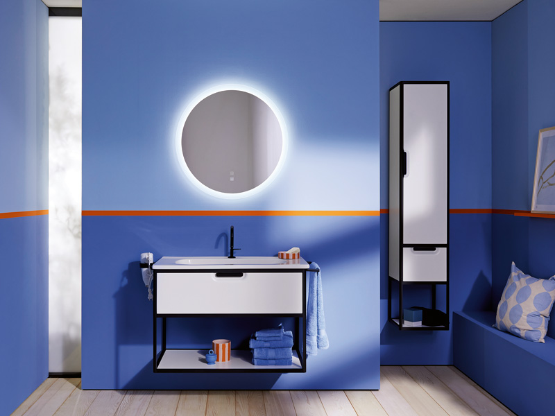 Farbe im Bad: Badmöbel von Burgbad in weiß in einem blauen Bad