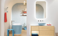 Farbe im Bad mit Pastellfarben an Wand und Sanitär