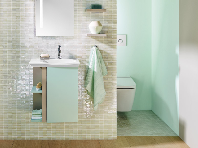 Badezimmer in pastellgrün und beigen kleinen Fliesen
