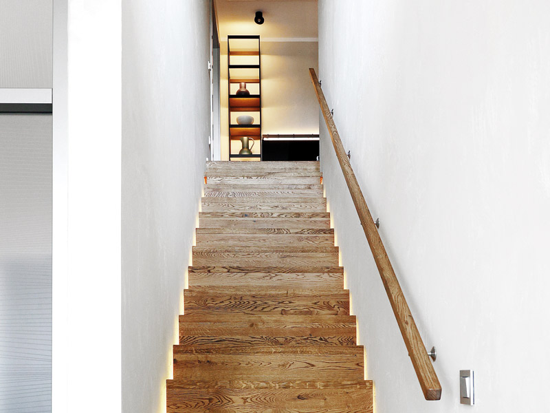 Ideen moderne gradlinige Treppe aus Holz mit Beleuchtung