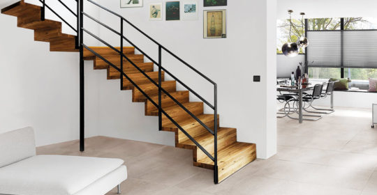 Ideen moderne Treppe aus Holz und Flachstahl im Ziehharmonikaprinzip