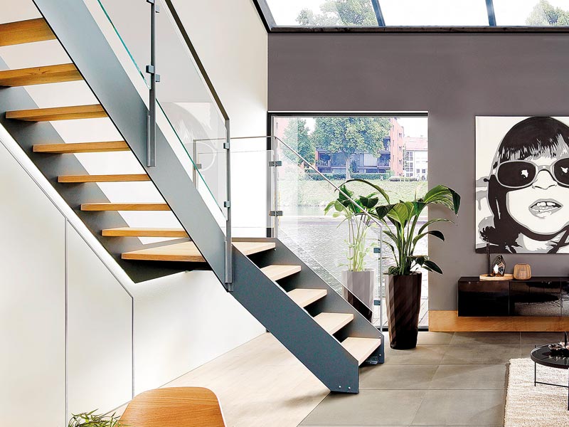 moderne Treppe im Industrial-Style aus Holz, Verbundwerkstoff und Glas