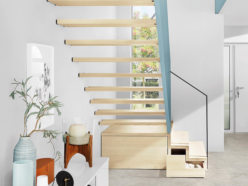 Treppe mit Stauraum aus hellem Holz von Treppenmeister