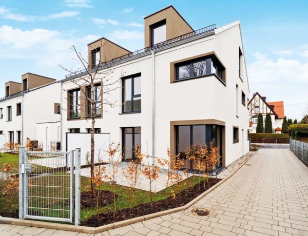 Variation Kreativ Doppelhaus 159 von Rötzer-Ziegel-Element-Haus Aussenansicht mit Terrasse