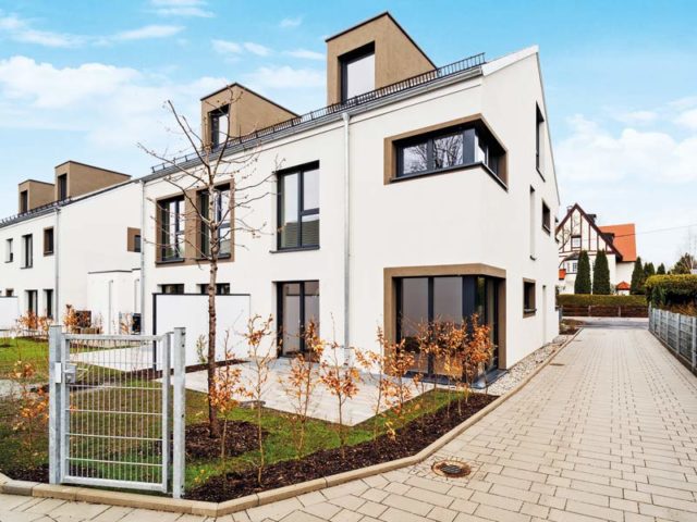 Variation Kreativ Doppelhaus 159 von Rötzer-Ziegel-Element-Haus Aussenansicht mit Terrasse