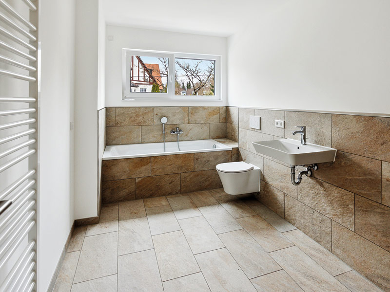 Variation Kreativ Doppelhaus 159 von Rötzer-Ziegel-Element-Haus Bad mit eingefliester Wanne und Waschbecken