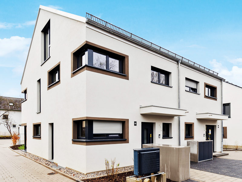 Variation Kreativ Doppelhaus 159 von Rötzer-Ziegel-Element-Haus Aussenansicht Eingang mit Wärmepumpe