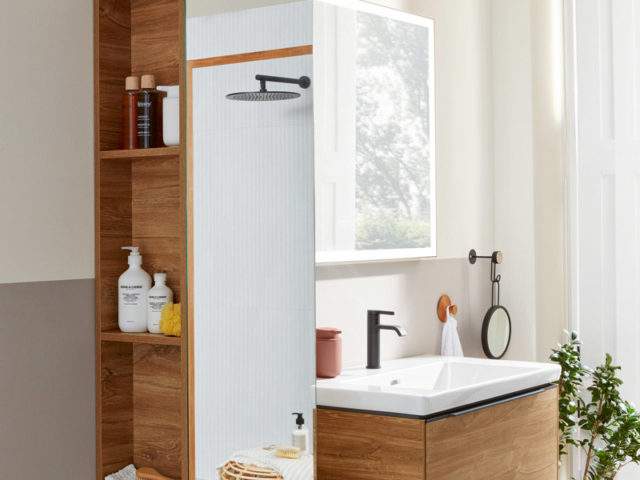 Stauraum im Bad in einheitlichem Design bei Waschtisch und Hochschrank mit Spiegel und Regalen