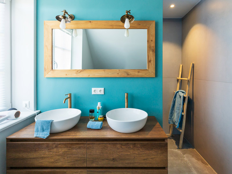 Eco System HAUS Friesenhaus 200 Bad mit Doppelwaschtisch und Spiegel vor türkiser Wand