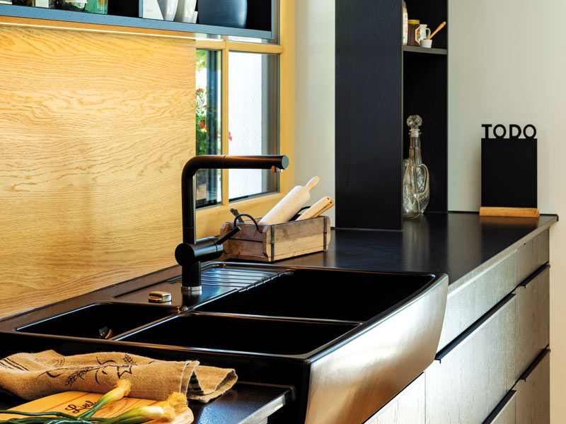 Musterhaus Liesl von Regnauer schwarze Keramikspüle in der Küche