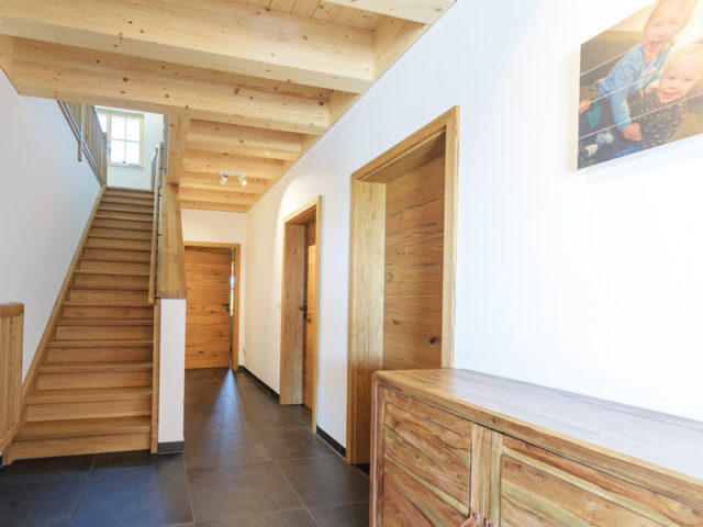Haus in Niederbayern von Wolf System Diele mit Holztüren und Holztreppe