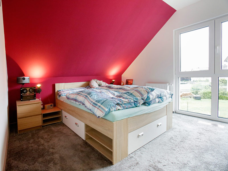 Danwood Family 147 Schlafzimmer mit roter Wand über dem Bett