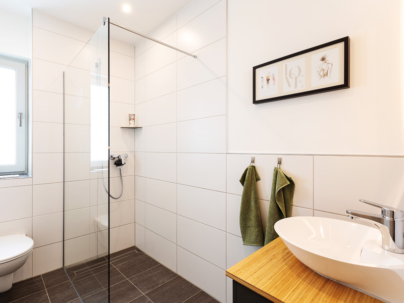 Wolf System Musterhaus Plech Bad der Einliegerwohnung mit Waschtisch, Dusche und WC