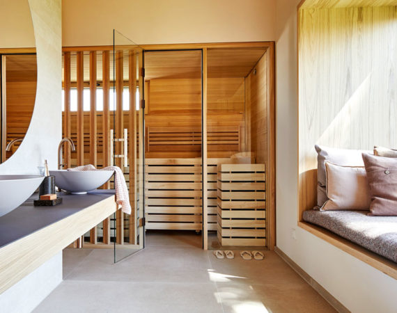 Baufritz Sauna zuhause im Musterhaus Freiraum mit Sitzfenster im Bad