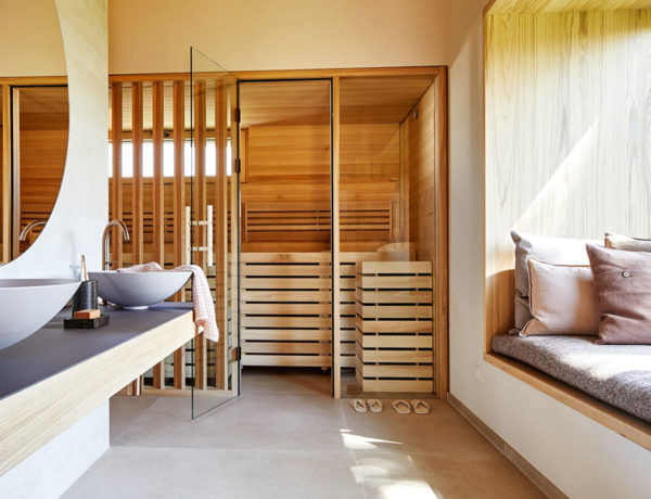 Baufritz Sauna zuhause im Musterhaus Freiraum mit Sitzfenster im Bad