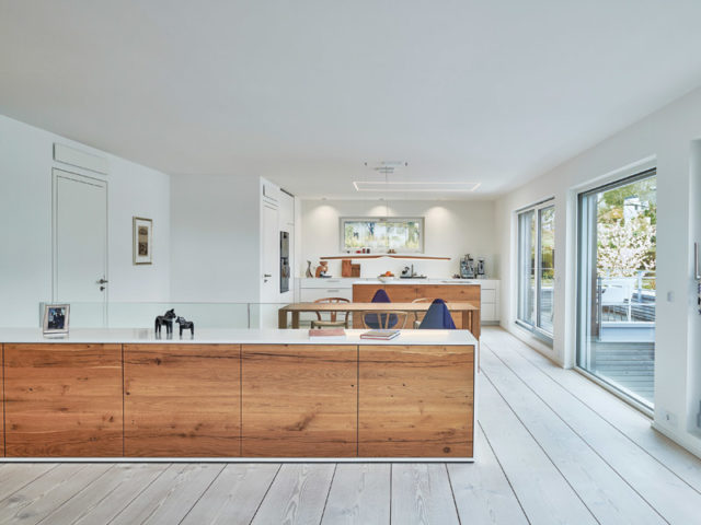 Entwurf Wittlinger von Baufritz - offenes Obergeschoss mit Küche und Zugang zum Balkon
