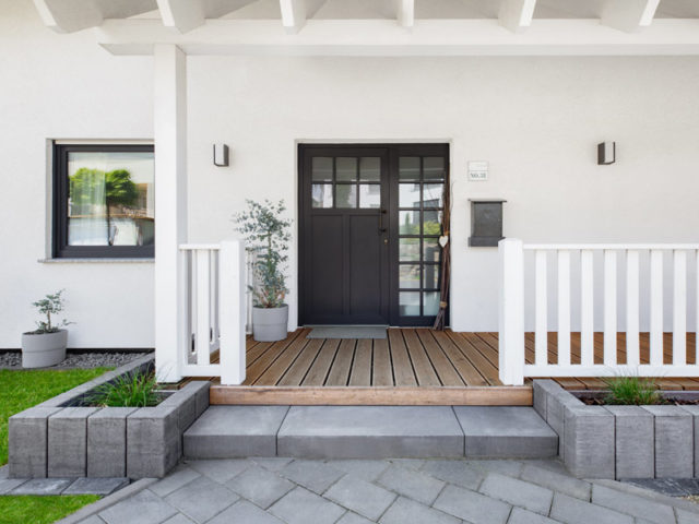 Karesa von Fingerhut Haus individuell mit überdachtem Eingangsbereich mit weißer Veranda