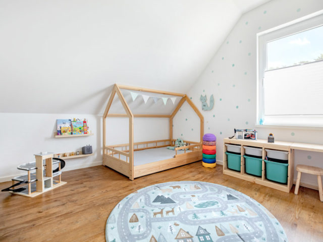 Entwurf Karesa von Fingerhut Haus Kinderzimmer mit Bett, Regal und Spielteppich