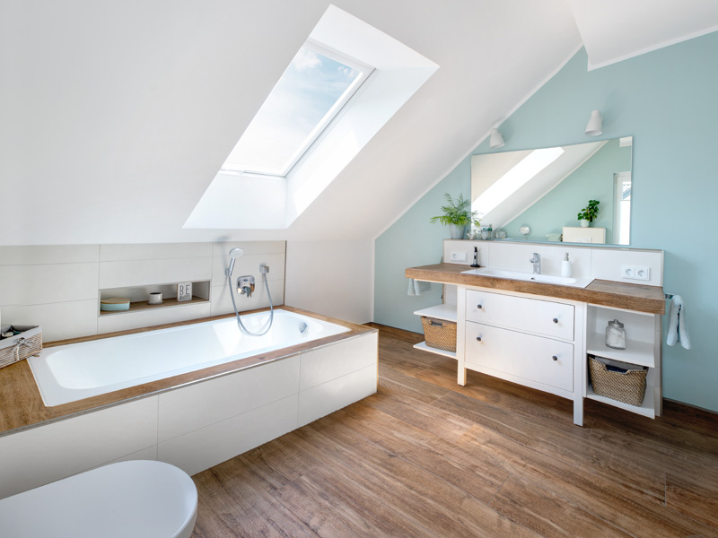 Entwurf Karesa von Fingerhut Haus Wannenbad im Obergeschoss mit Waschtisch, eingebauter Wanne und WC