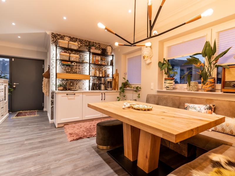 Kundenhaus SETROS von Kampa Eingangs- und Küchenbereich in der Einliegerwohnung mit großem Holztisch