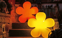 Gartenbeleuchtugn Ideen von 8-seasons design Shining Flower Leuchten in rot und gelb auf einer Treppe stehend